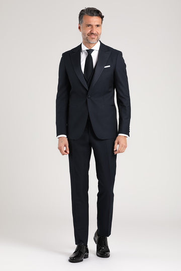 Drop 7 elegant suit with shiny peak lapel and matching waistcoat