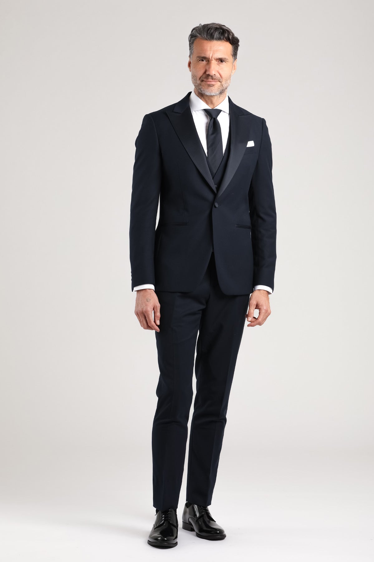 Abito con rever a lancia e gilet blu navy - Main Image