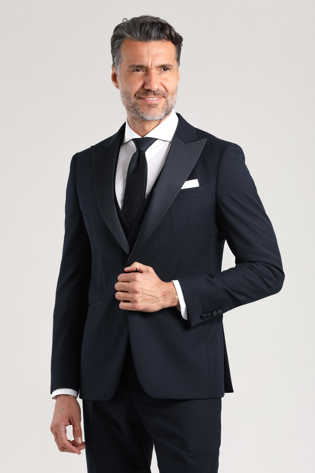 Abito con rever a lancia e gilet blu navy