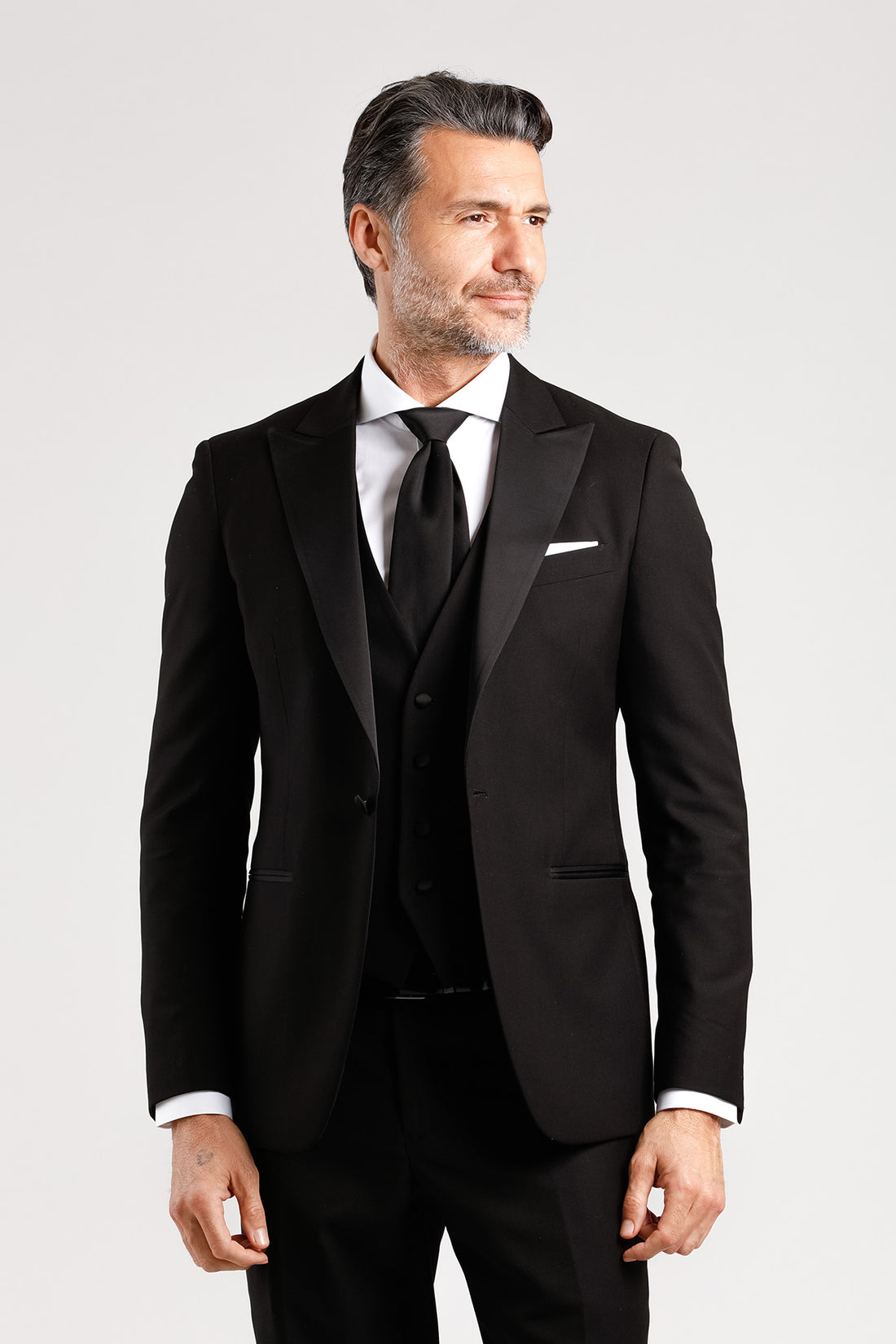 Abito con rever a lancia e gilet nero