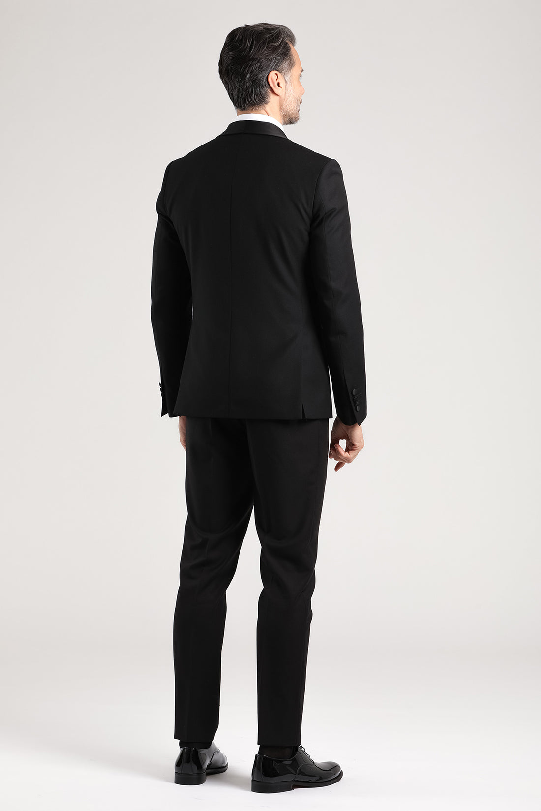 Abito da uomo drop 7 con rever lucido a scialle