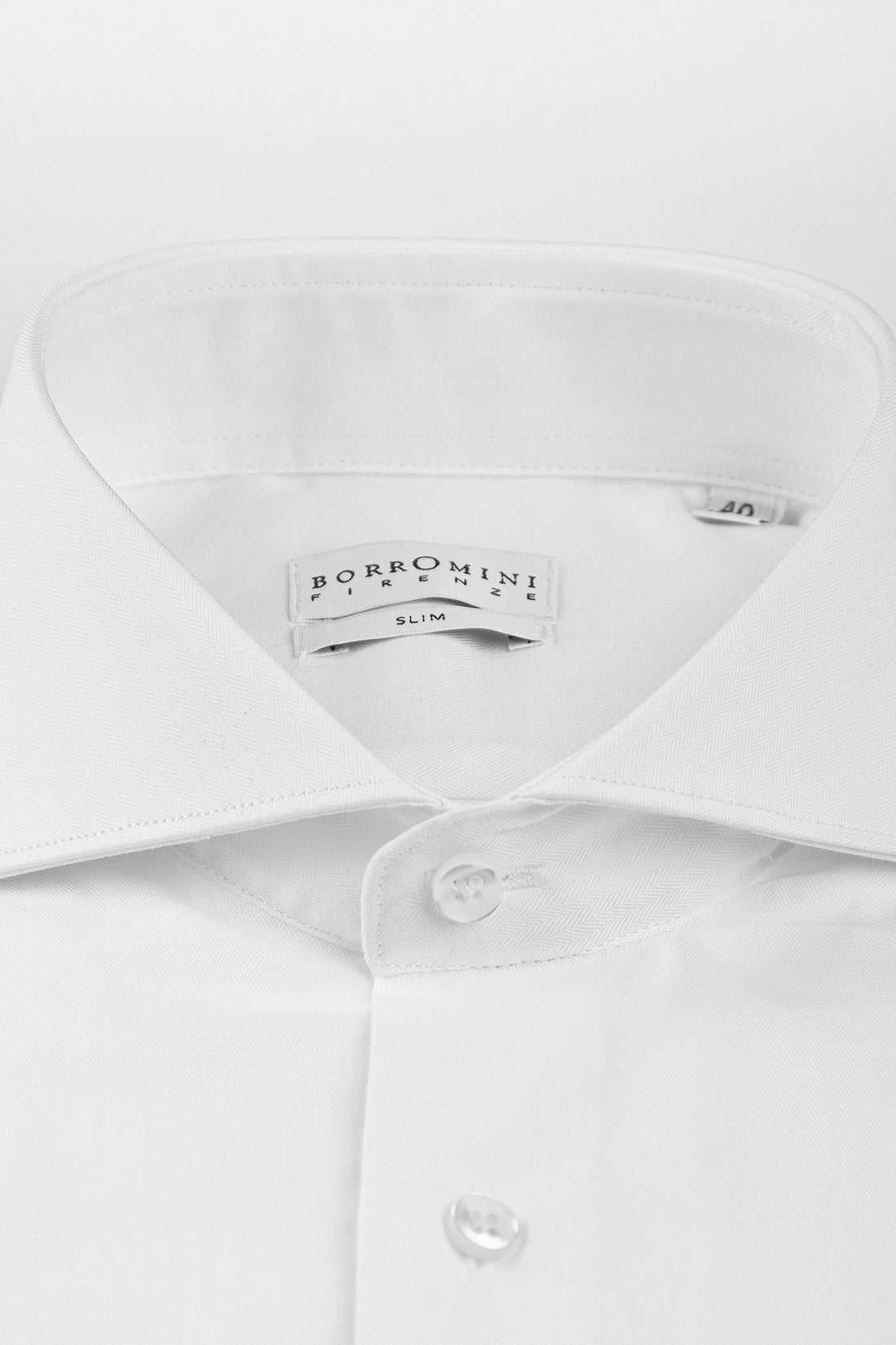 Camicia da uomo bianca con collo francese