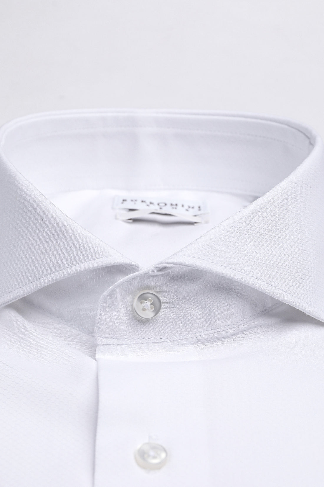 Camicia collo francese con trama micro-operata