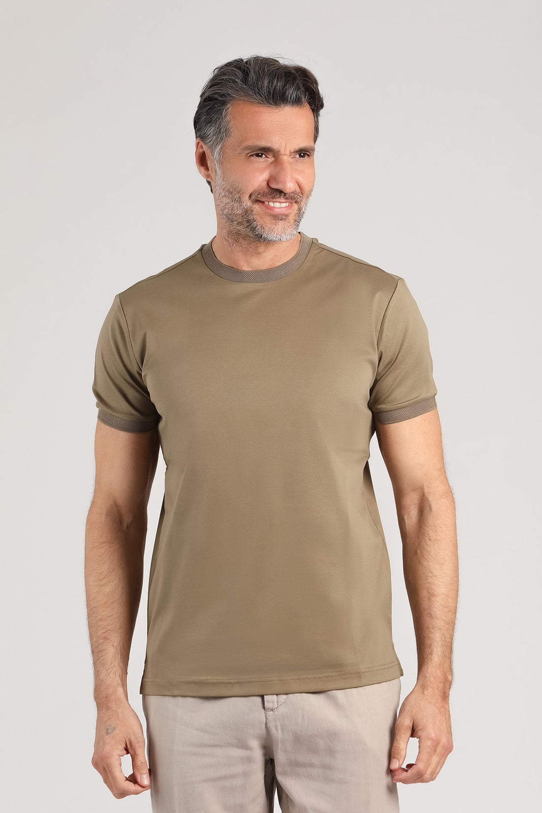 Maglia girocollo a manica corta color fango