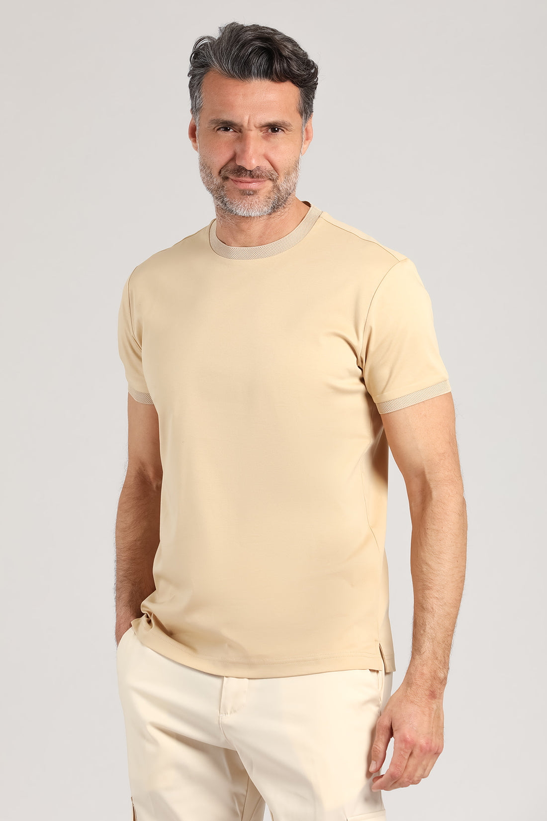 Maglia girocollo a manica corta color paglia