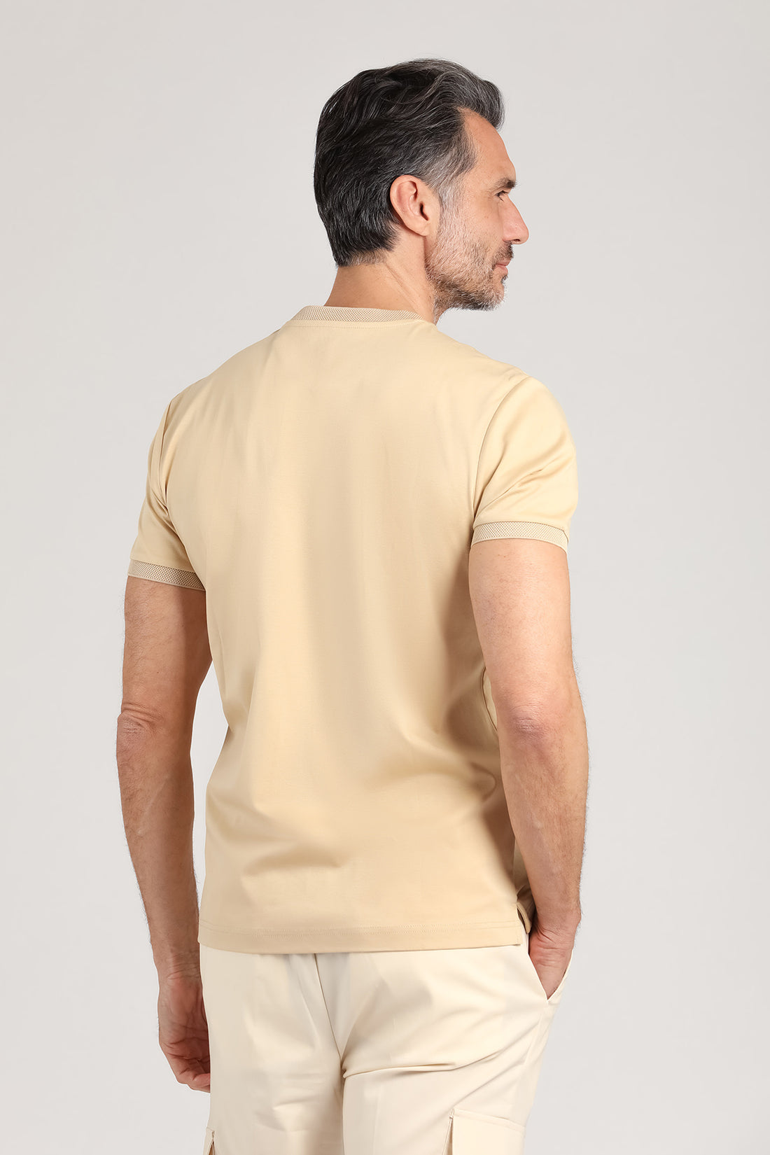 Maglia girocollo a manica corta color paglia