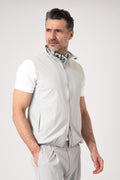 Uomo che indossa uno smanicato color ghiaccio con zip, vista laterale
