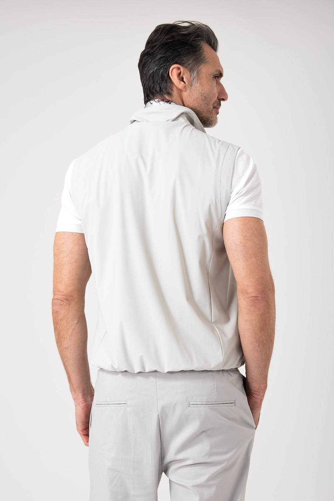 Uomo che indossa uno smanicato color ghiaccio con zip, vista frontale