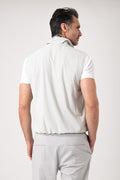 Uomo che indossa uno smanicato color ghiaccio con zip, vista posteriore
