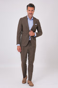 Abito color fango con giacca a tasche a toppa e pantaloni con pince indossato, vista frontale