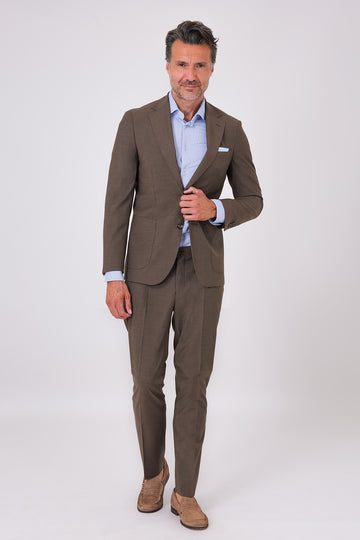 Abito color fango con giacca a tasche a toppa e pantaloni con pince indossato, vista frontale