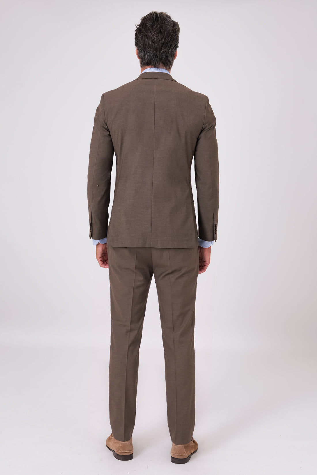 Abito color fango con giacca a tasche a toppa e pantaloni con pince indossato, vista frontale