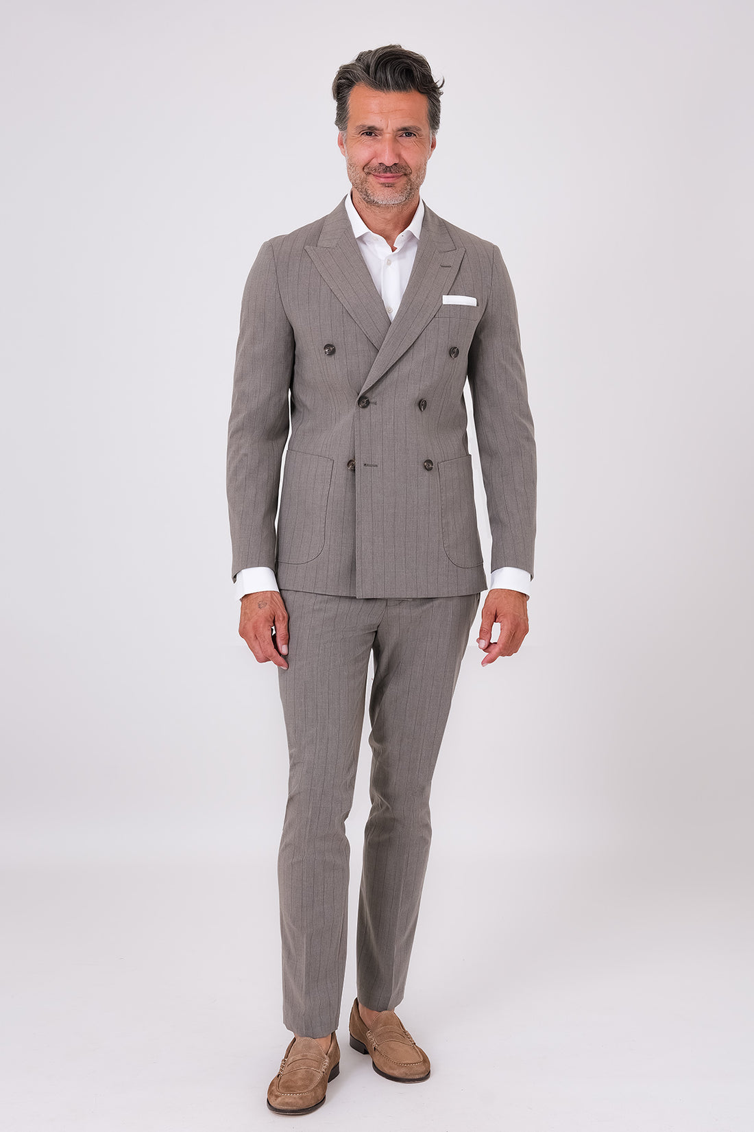 Abito doppiopetto beige indossato con giacca e pantaloni coordinati, vista frontale