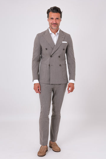 Abito doppiopetto beige indossato con giacca e pantaloni coordinati, vista frontale