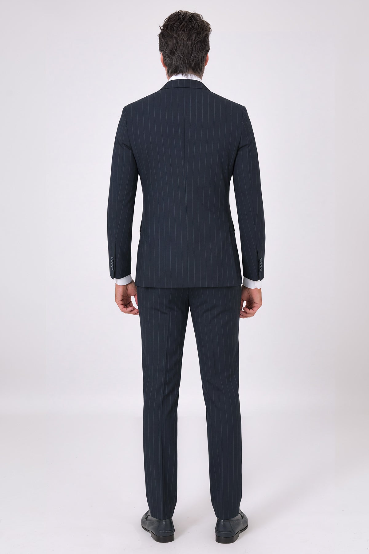 Retro dell'abito doppiopetto blu indossato, composto da giacca e pantaloni coordinati