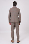 Vista posteriore dell'abito beige completo con giacca e pantaloni indossato