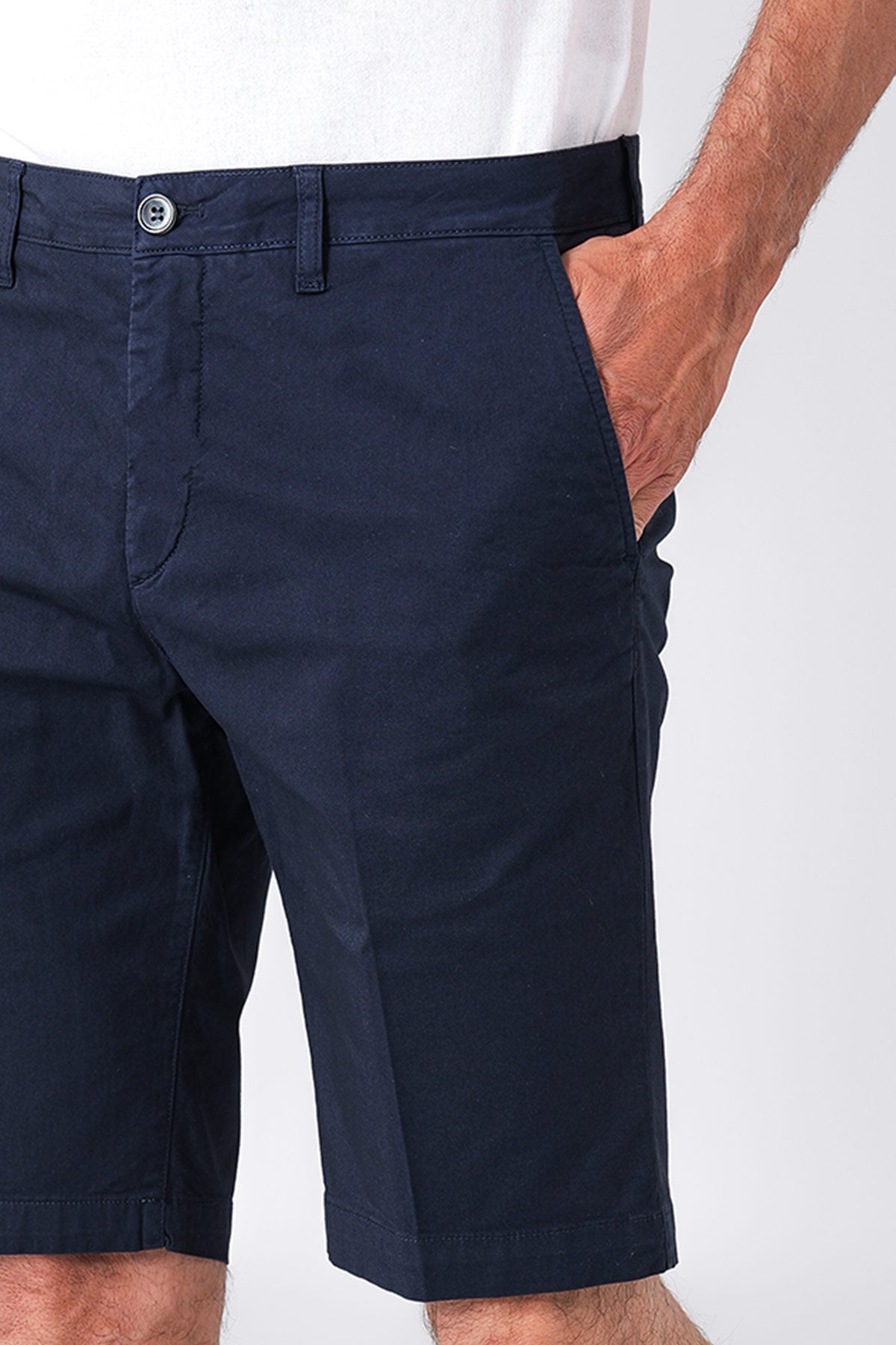 Basic stretchy cotton bermuda shorts in blue - technical detail