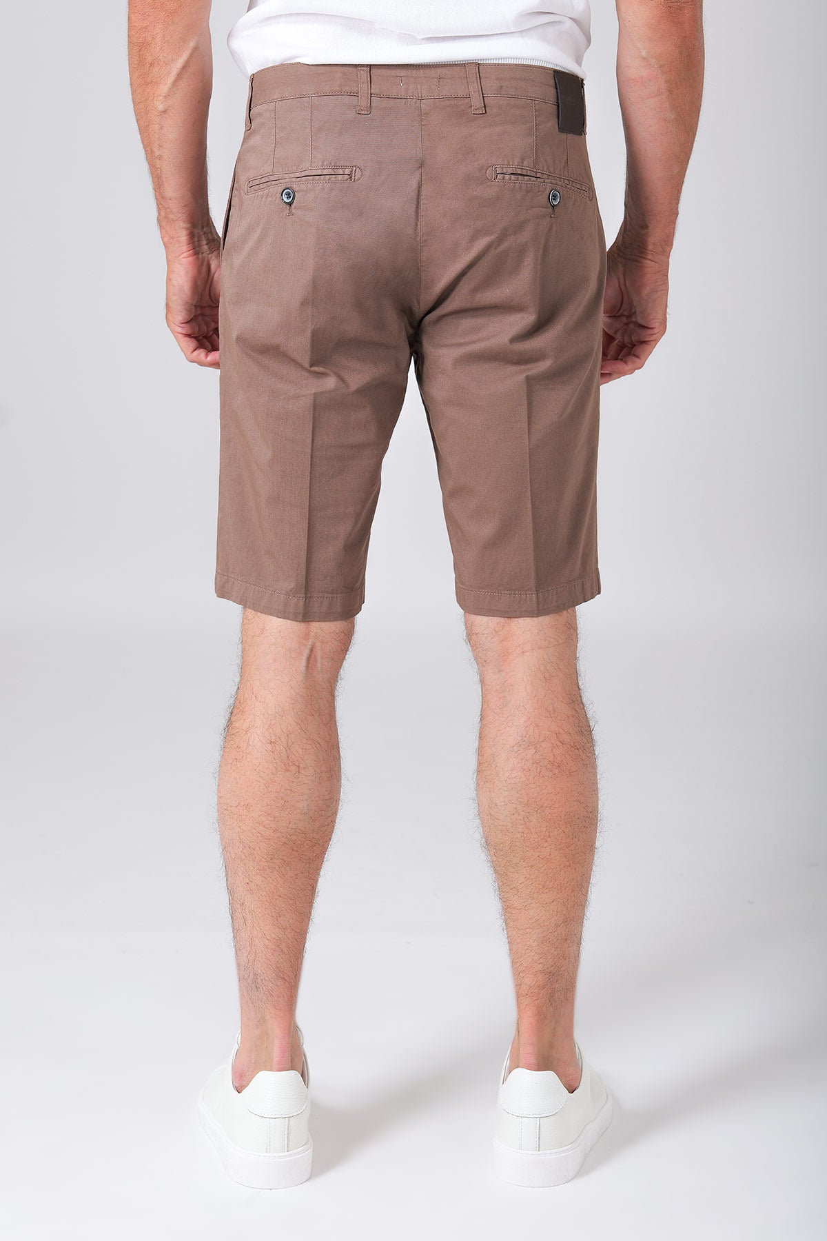 Basic stretch cotton bermuda shorts in mud color - rear view