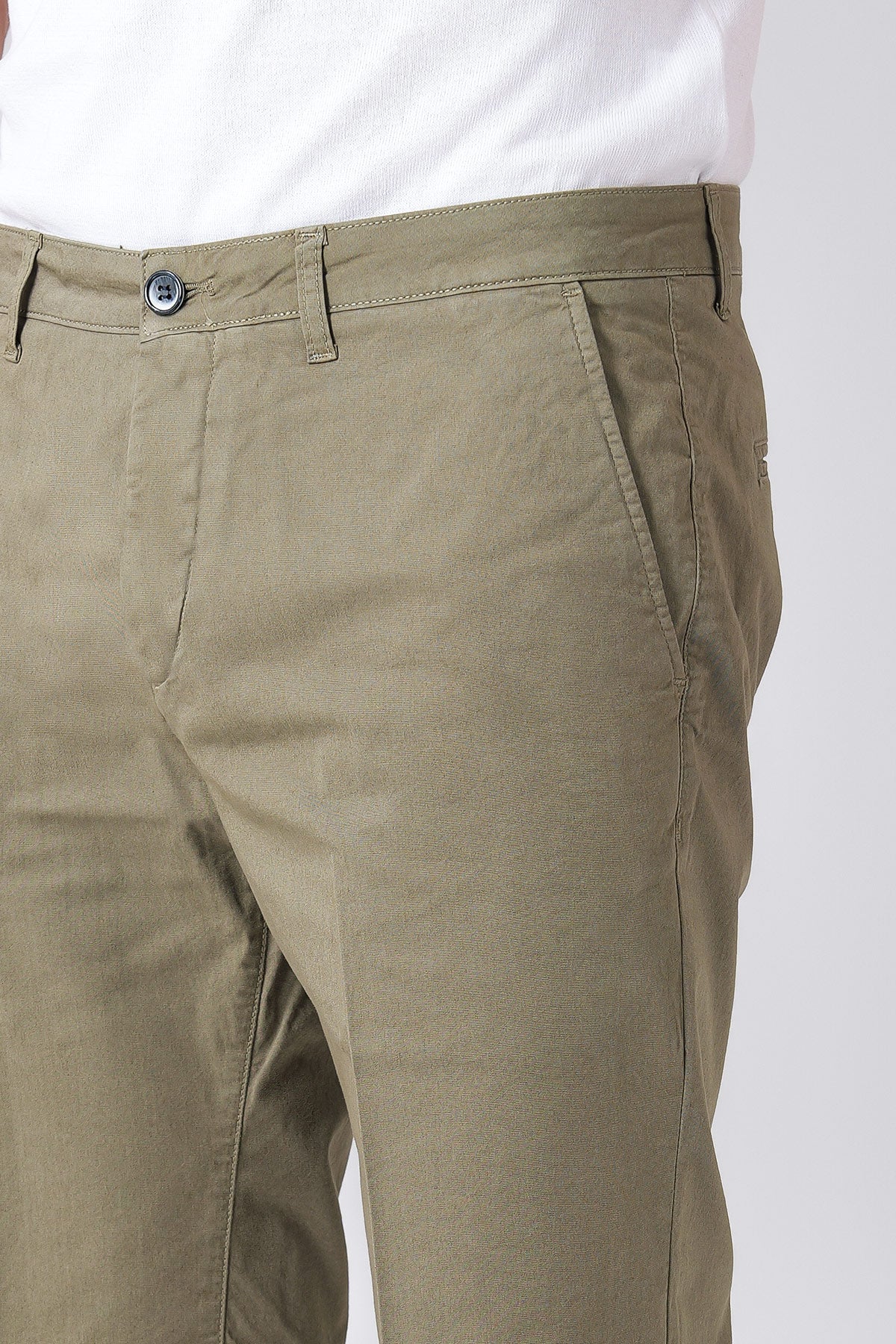 Basic cotton stretch Bermuda shorts in military green - technical detail