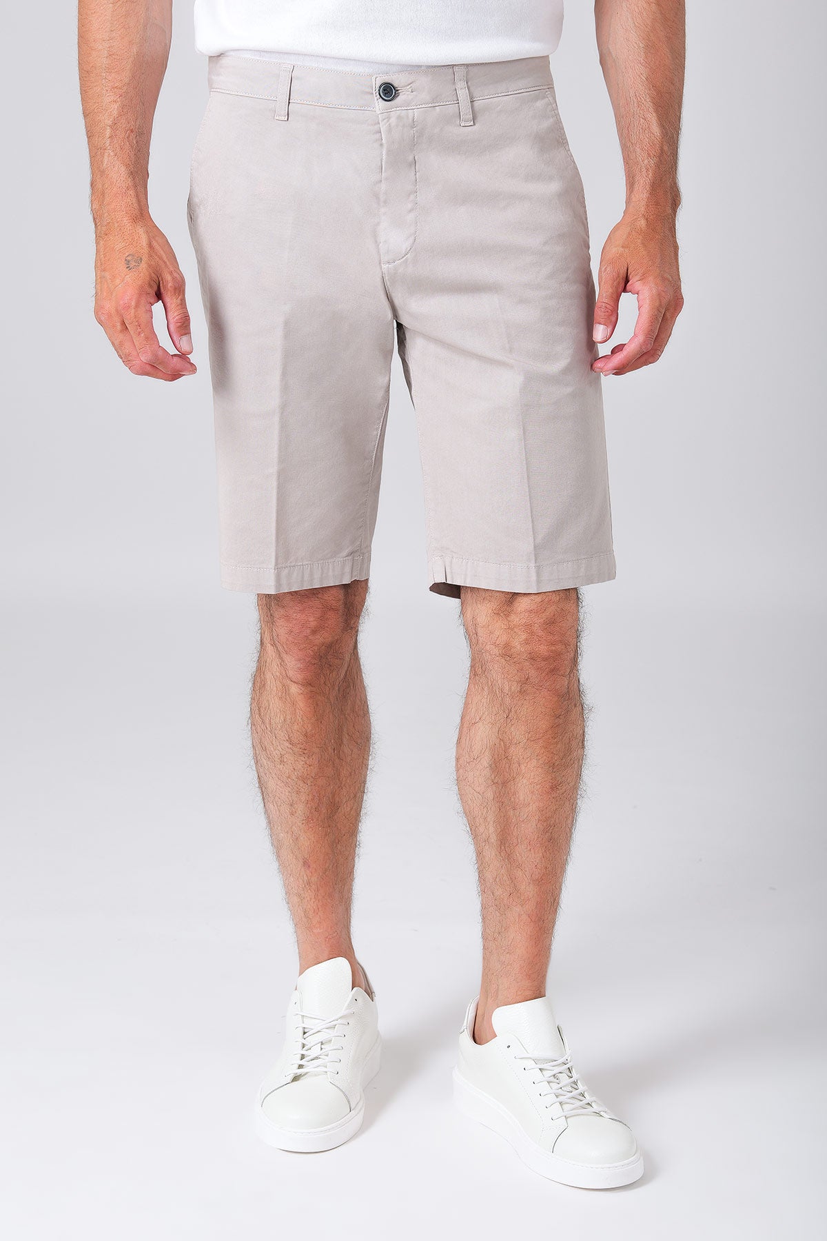 Basic stretch cotton bermuda shorts in sand, front view