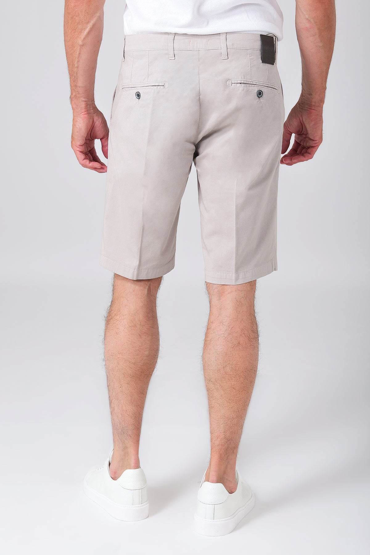 Basic stretch cotton Bermuda shorts in sand color, shown from the back