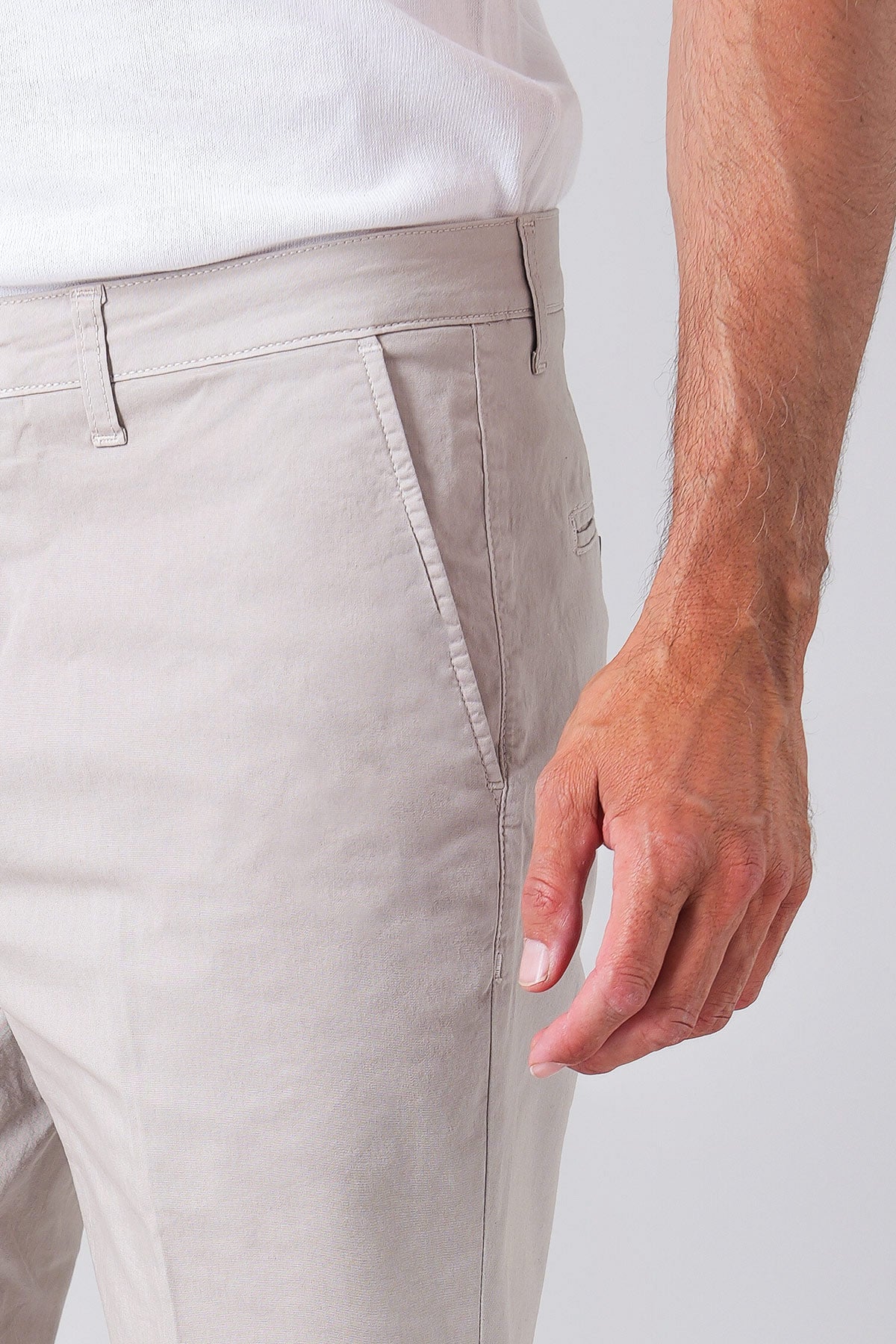 Basic cotton stretch Bermuda shorts in sand, showcasing technical details