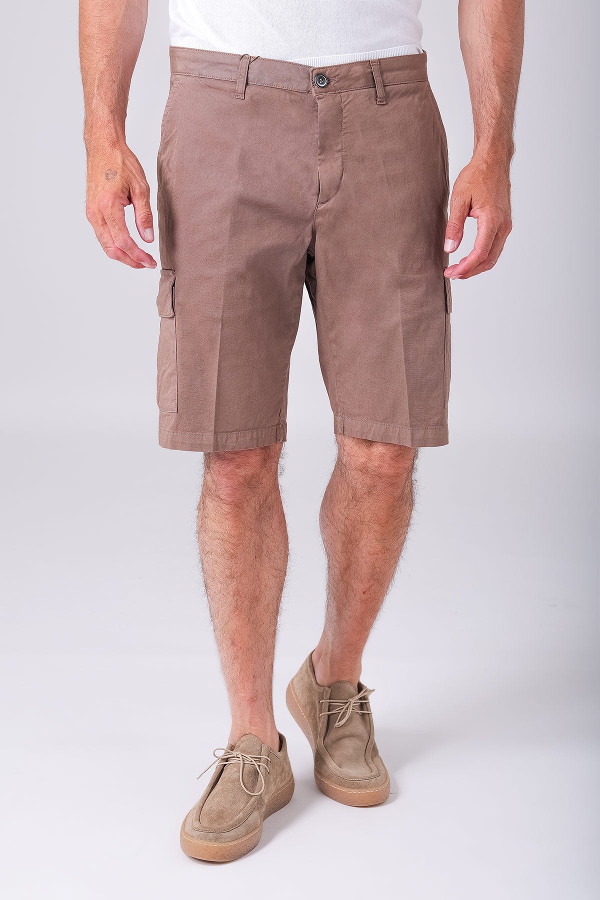 Lightly stretchy cotton cargo Bermuda shorts in mud color, showcased from the front