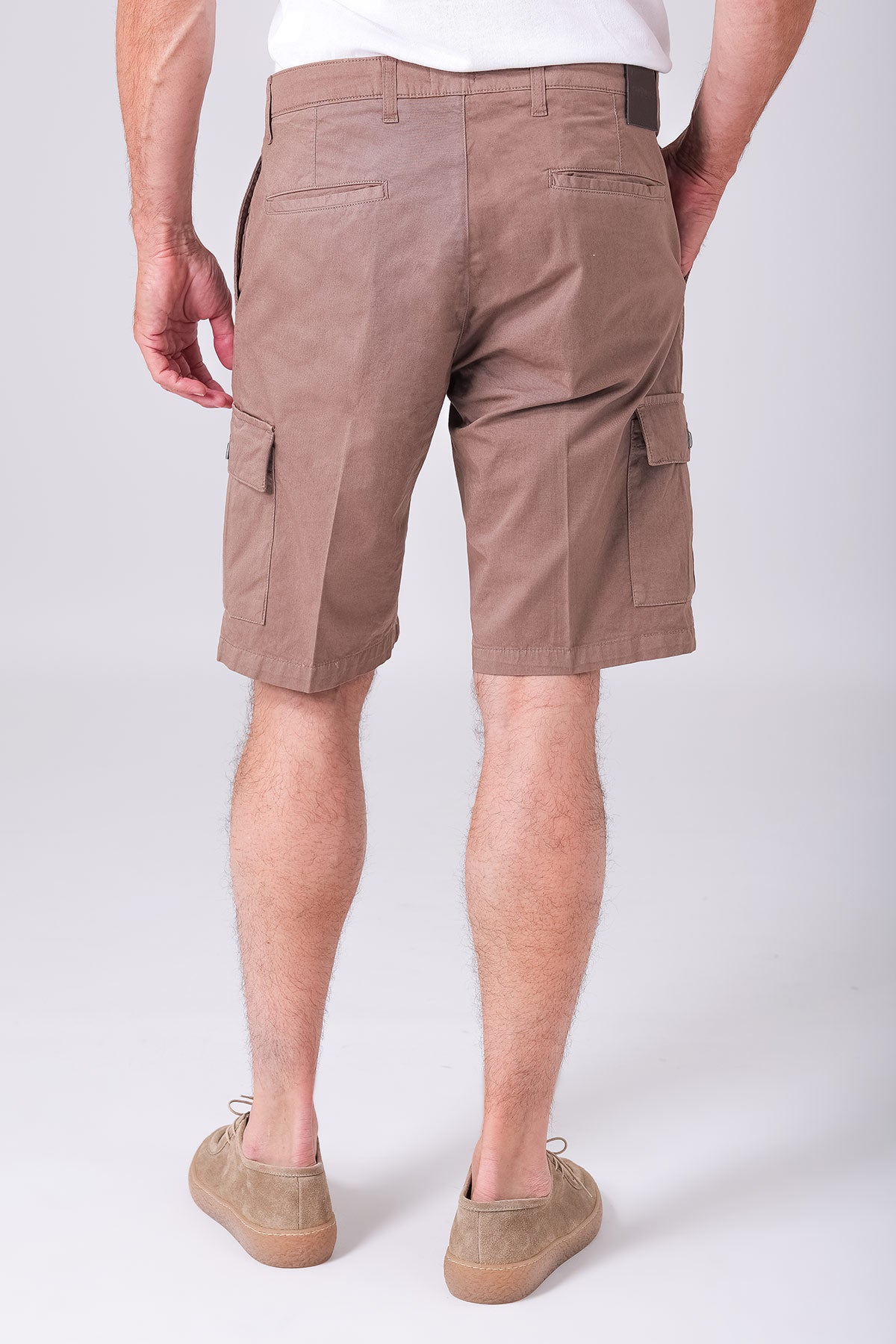 Lightly stretch cotton cargo bermuda shorts in mud color - back view