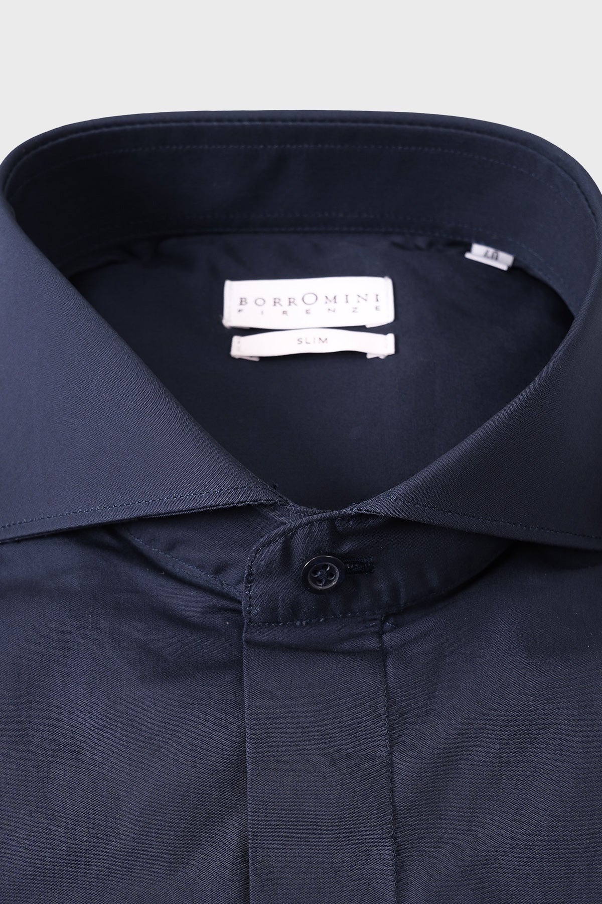 Dettaglio camicia da uomo in cotone con abbottonatura nascosta
