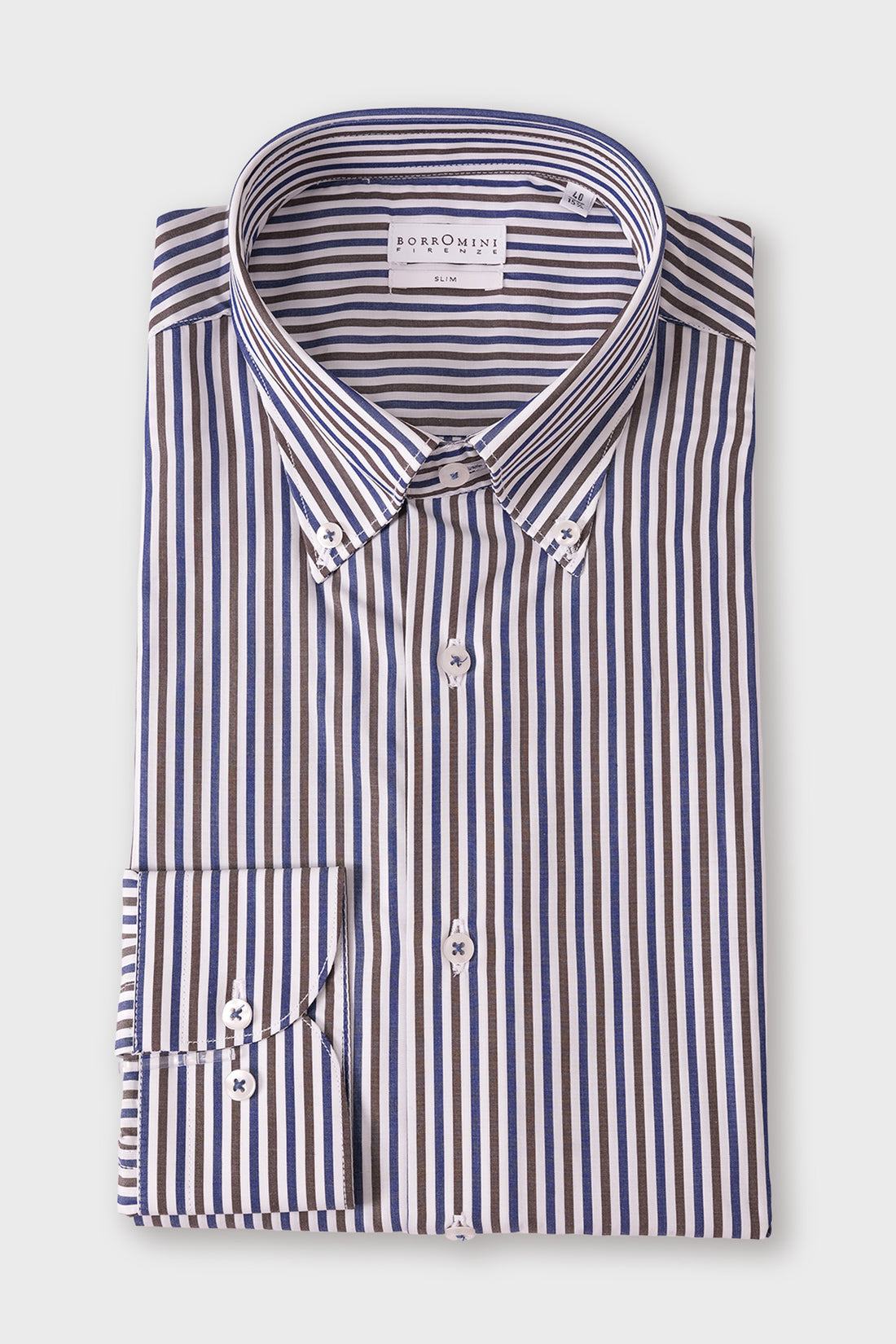 Camicia slim in cotone a righe, piegata, con collo button down e polsino visibile