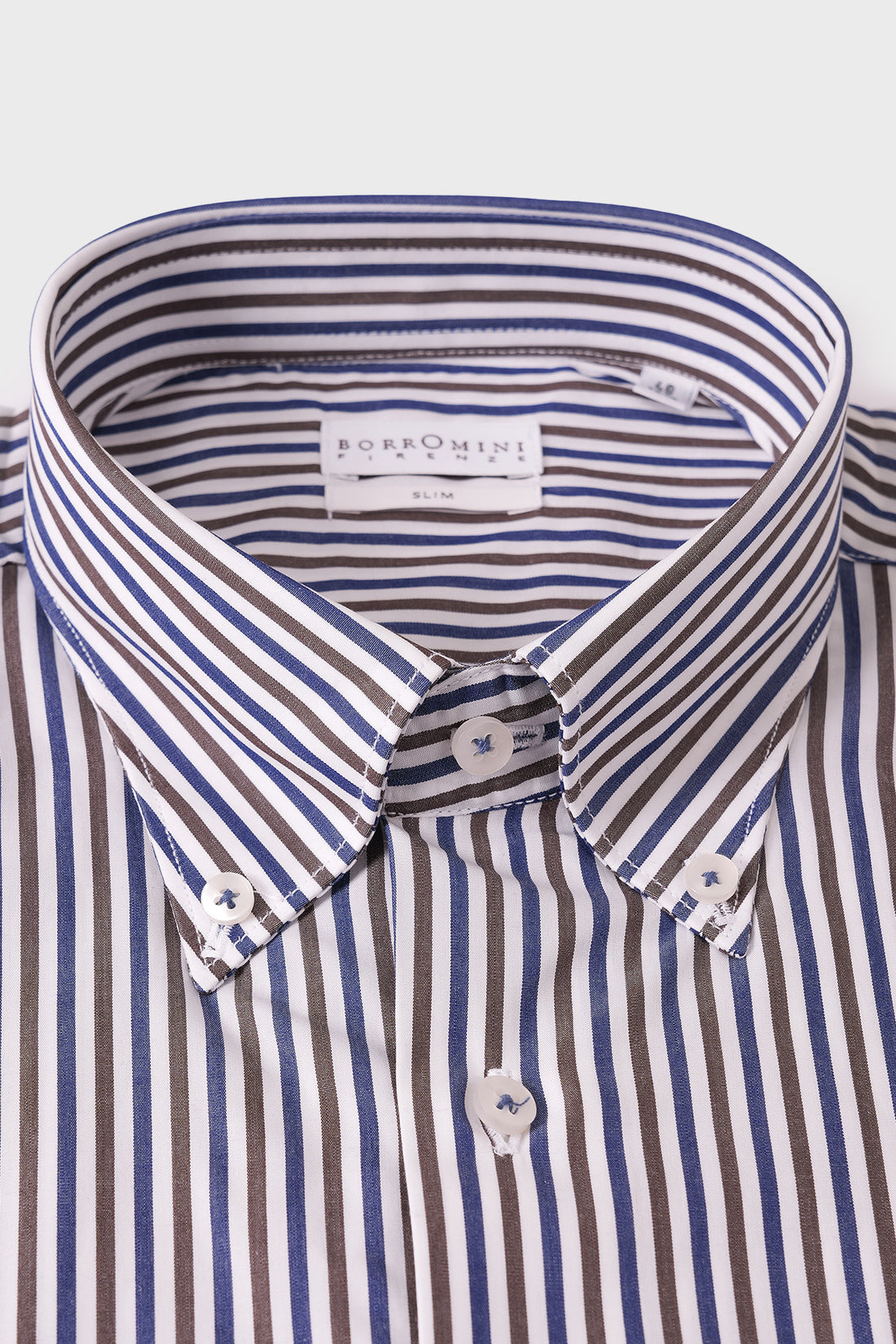 Camicia slim in cotone a righe, piegata, con collo button down e polsino visibile