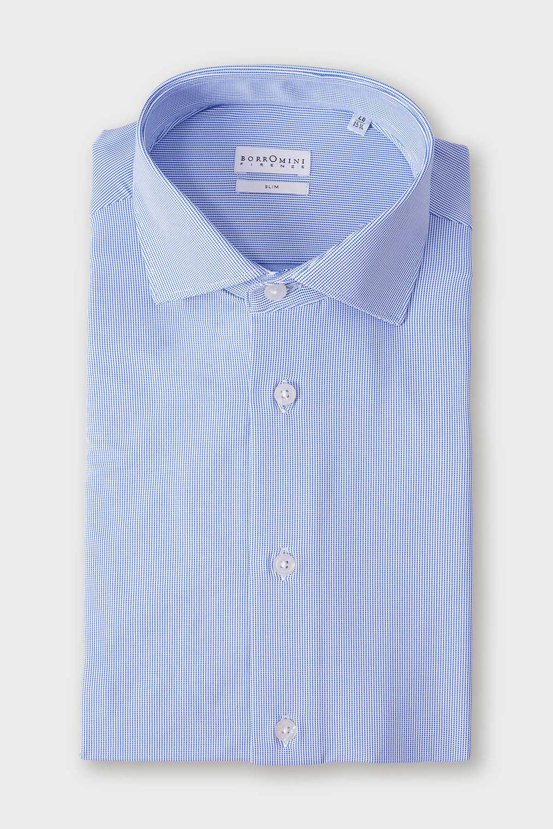 Camicia celeste piegata, con collo francese e piccoli motivi geometrici distanziati