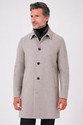 Cappotto beige con pettorina interna e chiusura a bottoni, indossato, vista frontale