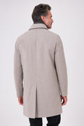 Vista posteriore del cappotto beige con spacco centrale indossato