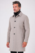 Vista frontale del cappotto beige con bottoni indossato