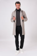 Cappotto beige con pettorina interna con zip indossato, vista frontale