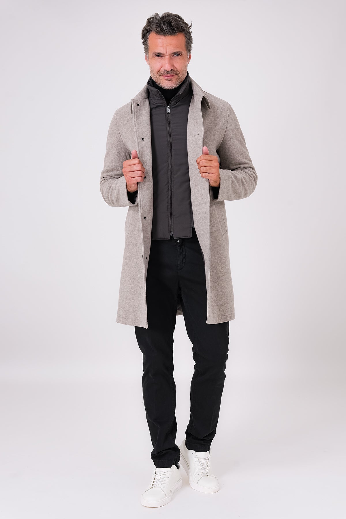 Cappotto beige con pettorina interna con zip indossato, vista frontale