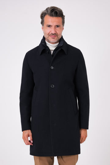 Cappotto blu navy con pettorina e chiusura a bottoni, vista frontale su modello