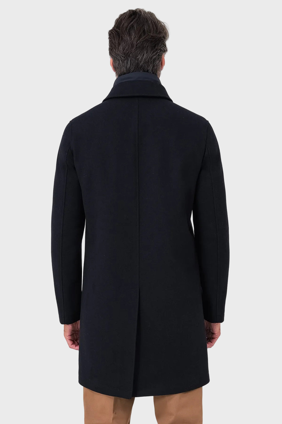 Cappotto blu navy con pettorina e chiusura a bottoni, vista frontale su modello