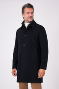 Cappotto blu navy con pettorina e bottoni frontali indossato da un modello