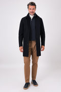 Cappotto blu navy con pettorina interna con zip, indossato dal modello in vista frontale
