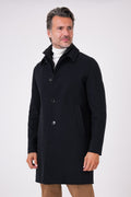 Cappotto nero con pettorina e abbottonatura frontale indossato da un modello
