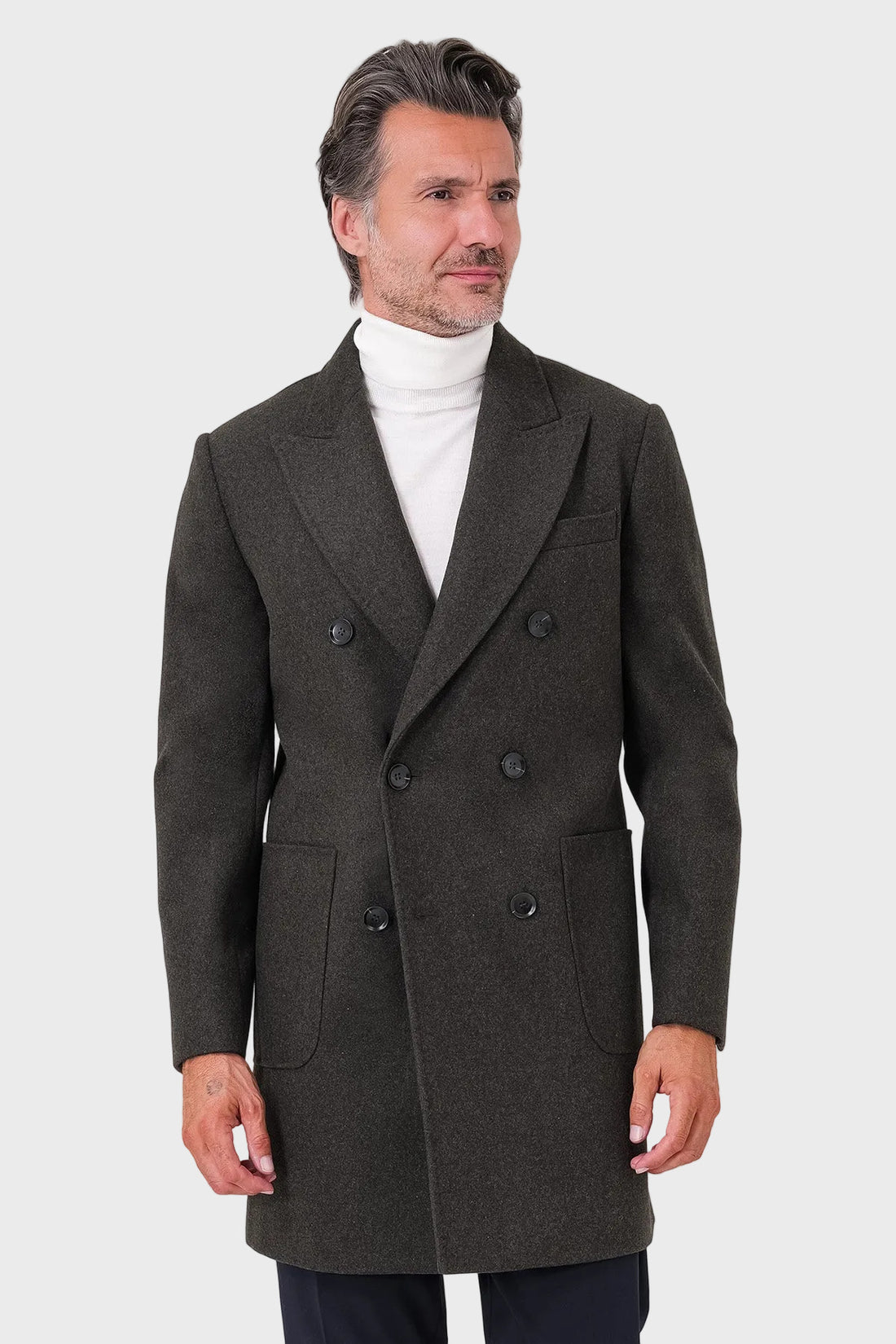 Vista frontale del cappotto doppiopetto color bosco con rever a lancia e tasche a toppa indossato