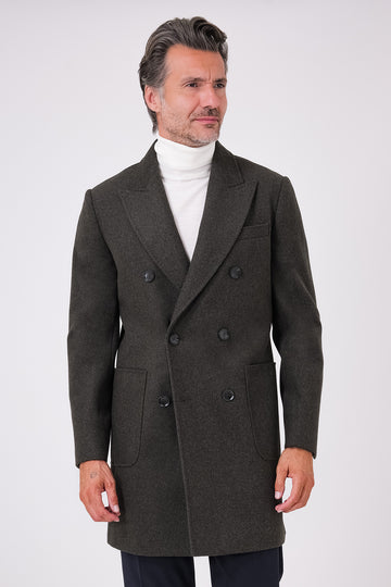 Vista frontale del cappotto doppiopetto color bosco con rever a lancia e tasche a toppa indossato