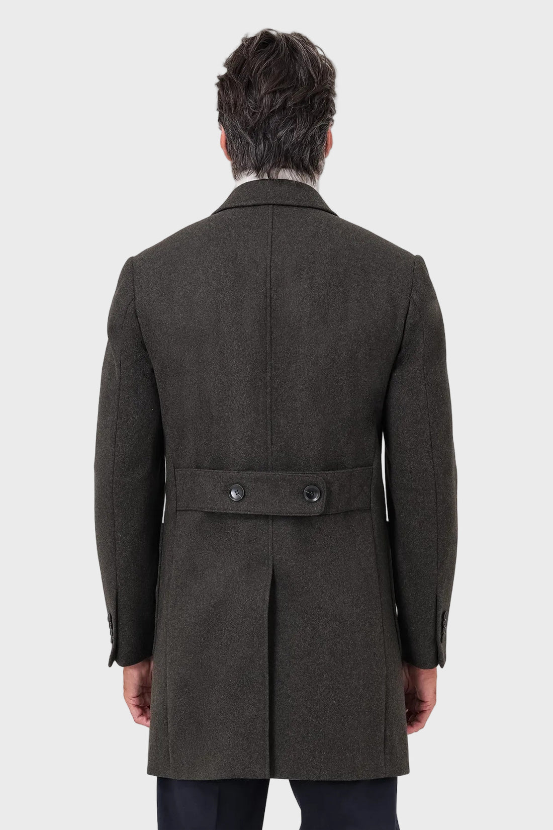 Vista frontale del cappotto doppiopetto color bosco con rever a lancia e tasche a toppa indossato