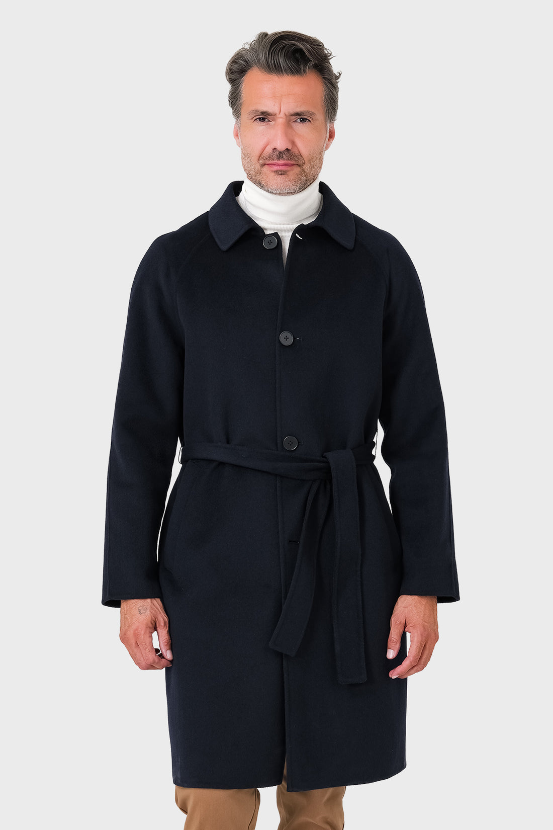 Cappotto blu navy con cintura e maniche raglan indossato, vista frontale