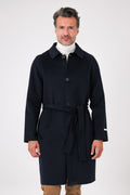 Cappotto blu navy con cintura e maniche raglan indossato, vista frontale