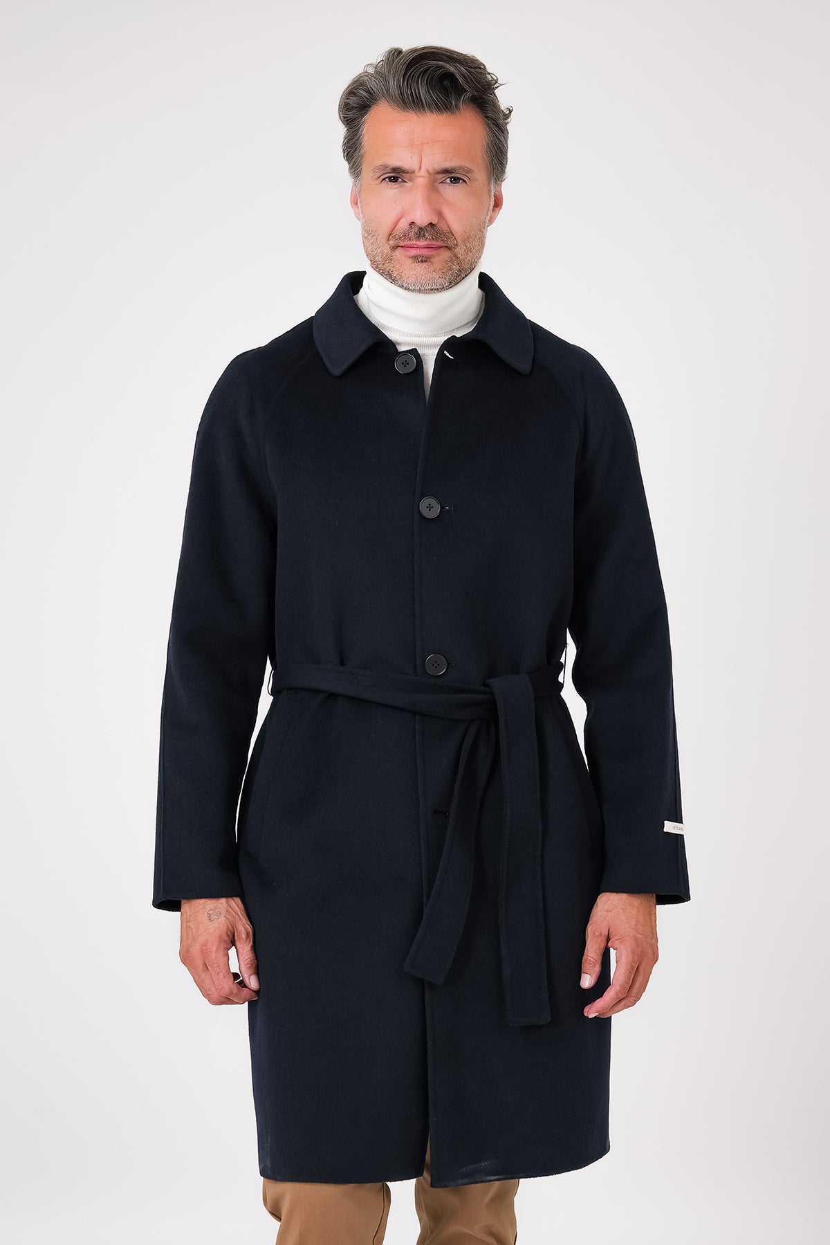 Cappotto blu navy con cintura e maniche raglan indossato, vista frontale