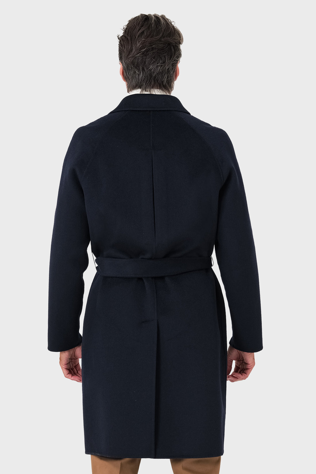 Cappotto blu navy con cintura e maniche raglan indossato, vista frontale