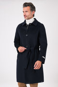 Cappotto double blu navy con cintura e maniche raglan indossato, vista frontale